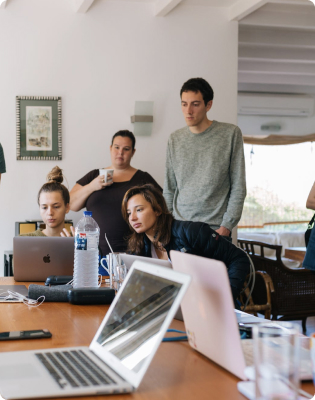 Persona al lavoro al computer
